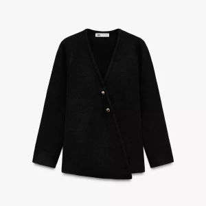 Svart omlottjacka från Zara - Snygg svart omlottjacka från Zara med v-ringad design och två dekorativa knappar framtill. Endast använd ett få tal gånger. 