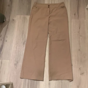 Beige kostymbyxor från Michael Kors - Snygga beige kostymbyxor från Michael Kors, vida ben, vi. * finns fläckar se sista bild 