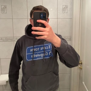 Grå hoodie - Grå missfärgning på ryggen, annars bra skick.