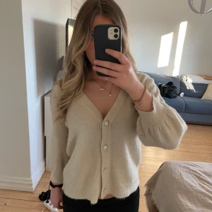 Beige kofta med knappar - Säljer en mysig beige kofta med v-ringning och knappar framtill. Kom dm vid intresse😇