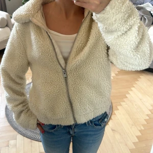 ”Teddy” jacka - Snygg jacka som är lik de trendiga ”Teddy” jackorna 🐻Använd flitigt men inga synliga defekter vad jag har sett! Pris kan självklart diskuteras och sänkas vid snabb affär🥰