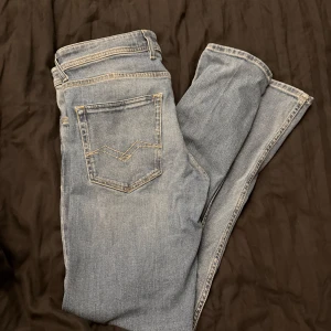 Replay jeans Rocco - Riktigt feta Replay jeans i modellen Rocco som sitter slim fit (likt anbass) färgen är ljus blå! Jeansen är i nyskick och knappt använda!