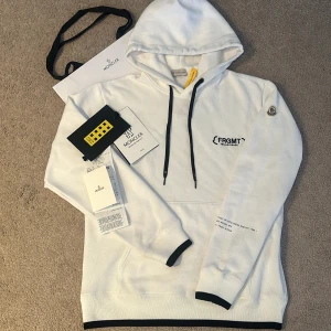 💫FRGMNT 7 Hoodie från Moncler💫 - Sprillans ny Moncler hoodie. Köpt från Monclers butik då allt og medföljer även kvitto. NYPRIS: 6200kr. Skriv för mer info och bilder!