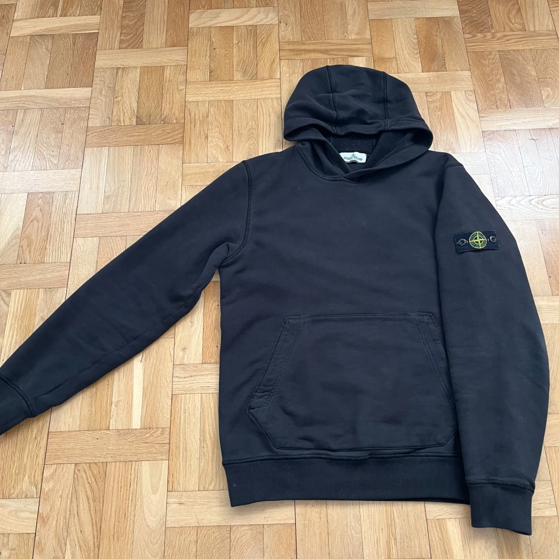 Svart hoodie från Stone Island Junior