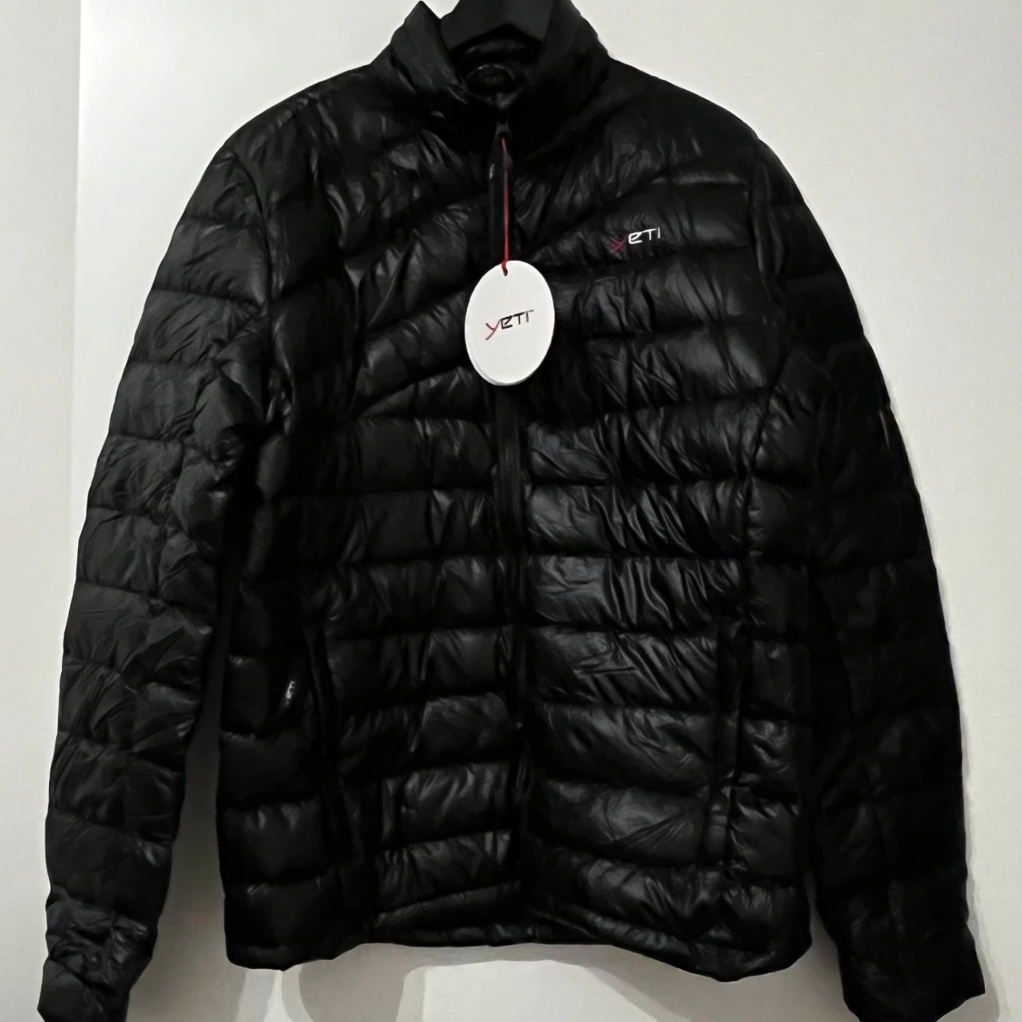 Svart dunjacka från Yeti