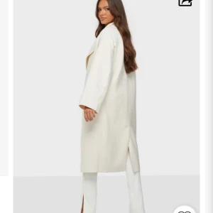 Vit kappa - Säljer denna Bianca kappan den är ganska tunn så det funkar utmärkt på våren!! Ny pris var 1300 strl är S/xs