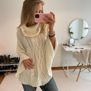 Vit stickad poncho med polokrage - Säljer denna super fina beiga poncho som är sååå mysig💕
