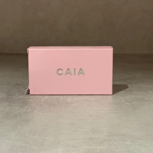 Flirty Duo Palette från CAIA - Säljer en Flirty Duo Palette från CAIA i en söt rosa förpackning. Perfekt för att ge ansiktet en fräsch och strålande look med en kombination av highlighter och rouge. Ny i förpackning!