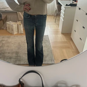 Blå bootcut jeans  - Snygga 7 for all mankind utsvängda/bootcut jeans med cool detalj vid midjan