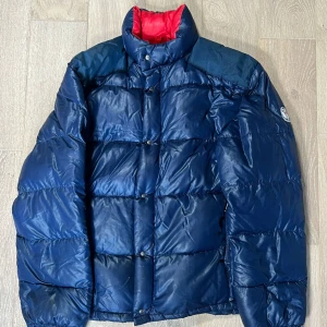 Moncler Grenoble jacka - Hej en snygg och stilig Moncler jacka som passar perfekt nu i våren. Skriv om du har några funderingar 