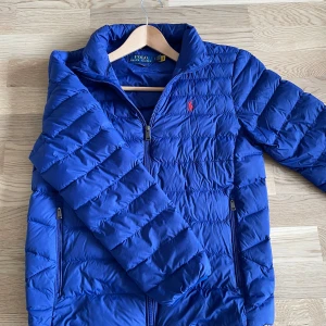 Ralph Lauren Dunjacka | S - Jag säljer en riktigt fin Ralph Lauren dunjacka i storlek S. Modellen heter The Colden Packable Jacket. Nypris ligger på 4300 och och jag säljer den här för 2000kr. Tveka inte att höra av er!