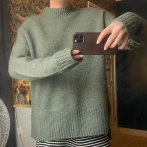 Grön stickad tröja - Stickad tröja från Vero Moda. Storlek XS. 