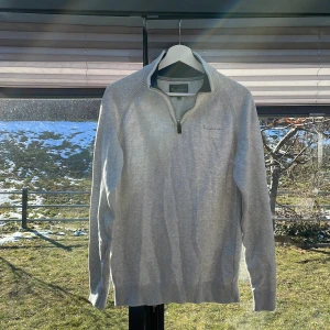 Bondelid halfzip - Säljer en stilren grå halfzip tröja från Bondelid. Knappt använd 9/10 skick, storlek: medium, kom dm vid frågor bud och funderingar så kommer jag med snabba svar