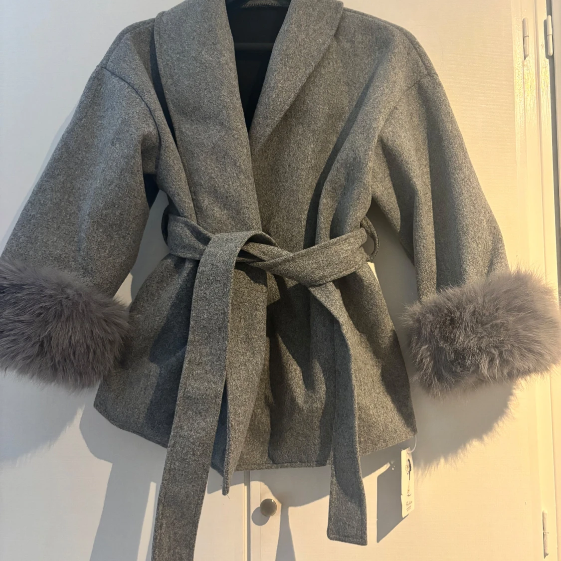 Grå kappa med pälsdetaljer - 1