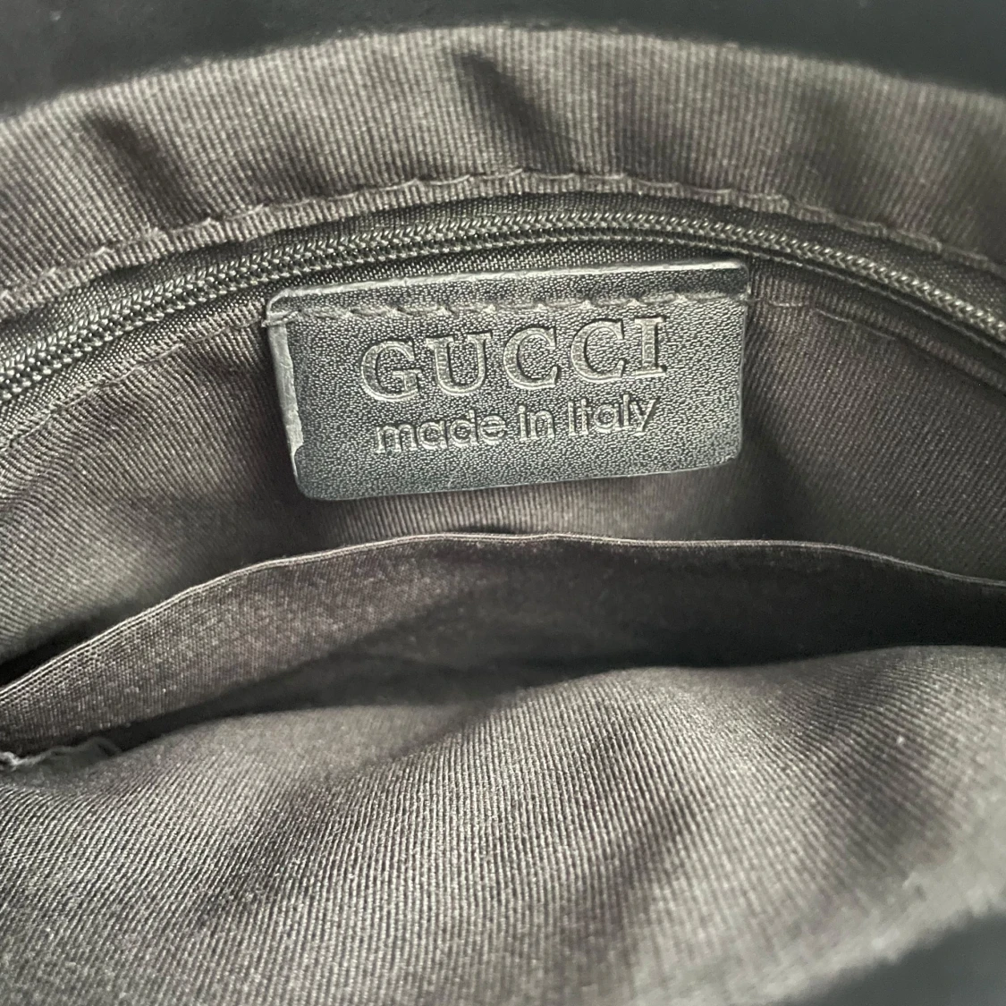 Hej jag säljer denna väskan för att jag har tänk och köpa en annan väska nu och jag har inte haft denna så länge och jag har bara rest med denna väskan. - 3