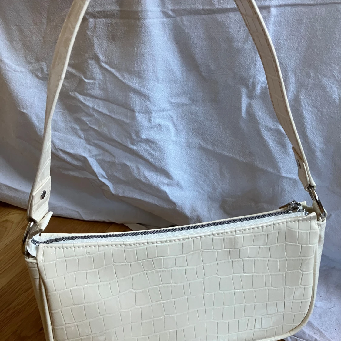 Vit axelväska med krokodilmönster - 1