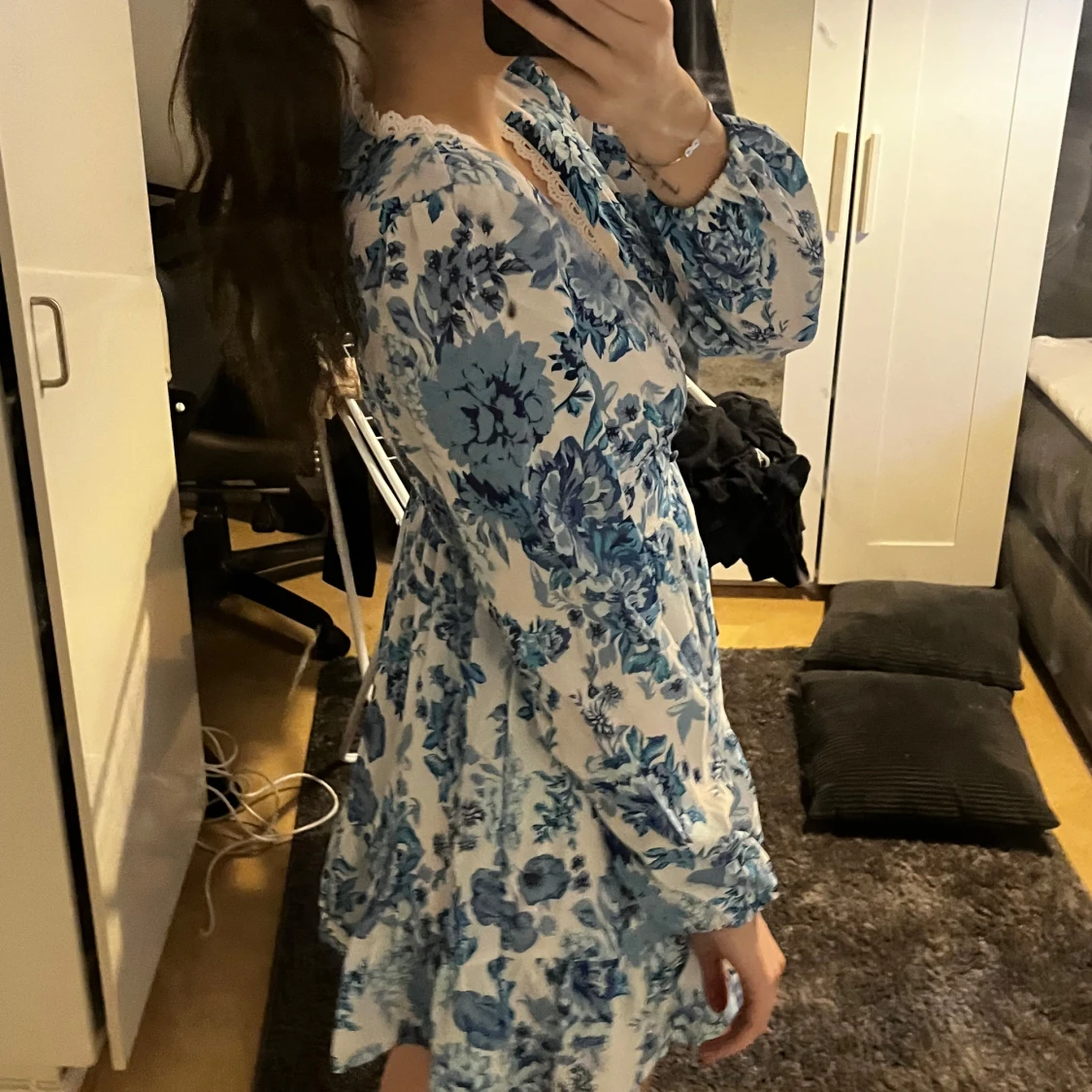 Blommig klänning med spetsdetaljer - 1