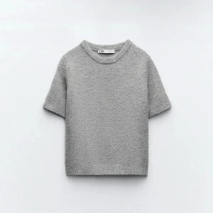 Grå kortärmad tröja från Zara - Säljer en stilren grå tröja från Zara med korta ärmar. Tröjan har en rund halsringning och är gjord i ett mjukt material som ger en bekväm passform. Lånade bilder, skriv för egna!💕💕Pris kan diskuteras 💕💕