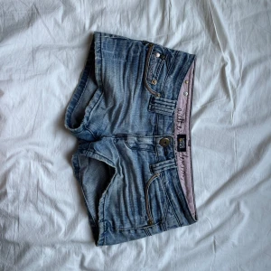 Lågmidjade jeanshorts - Supersnygga lågmidjade jeansshorts! Älskar dessa men har tyvärr blivit för små❤️ Dom har även supersnygga fickor!!  Storlek 25, som motsvarar xxs/xs😍 