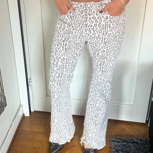 Lågmidjade leopard jeans bootcut baggy - säljer dessa sjukt snygga lågmidjade leopard jeansen i bootcut/ baggy modell. Lappen säger 40 men sitter bra på mig som är en 36/38.