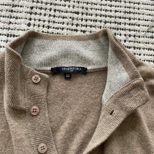 Kashmir tröja - En riktigt fet o skön kashmirs ifrån de italienska märket Spadafora. Storleken är 48 vilket motsvarar Medium. Skicket är perfekt (9/10). Priset är inte hugget i sten!