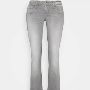 Ljusgrå LTB jeans - Säljer dessa super fina LTB jeans i modellen valerie. Köptes här på Plick men passade tyvärr inte mig i storleken. Storlek 26/30. Skriv vid fler frågor 😊