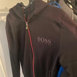 Sällsynt Hugoboss Ziphoodie!! - Fint skicka, ser inga defekter på den. Sitter fint på S men passar också XS!