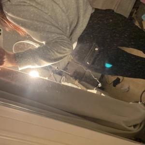 Svarta byxor med fickdetaljer - Snygga svarta juciy byxor med två fickor bak som har knappdetaljer. Byxorna har en låg midja och är gjorda i ett mjukt material som ser ut att vara fleece. Perfekta för en stilren look. Jätte snygga nu till våren, byxorna har två skador som jag tagit bilder på så därför går jag ner sjukt mycket i pris❤️