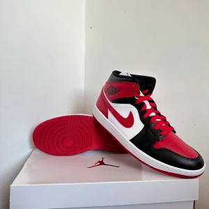 Jordan 1 Mid Alternate Bread Toe - Jordan 1 Mid Alternate Bread Toe | Storlek: 42.5 | Helt Nya med Box och Kvitto (Finns också i storlek 43)