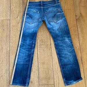 Dondup jeans - Snygga dondup jeans med slitningar. Passade inte mig och säljer därför vidare. Finns en mindre skada på en lapp på insidan. Inget som syns på utsidan dock. Skick 8,5/10. Pris som ny ca strax över 3000. Tveka inte på att skriva vid frågor eller fler bilder. 