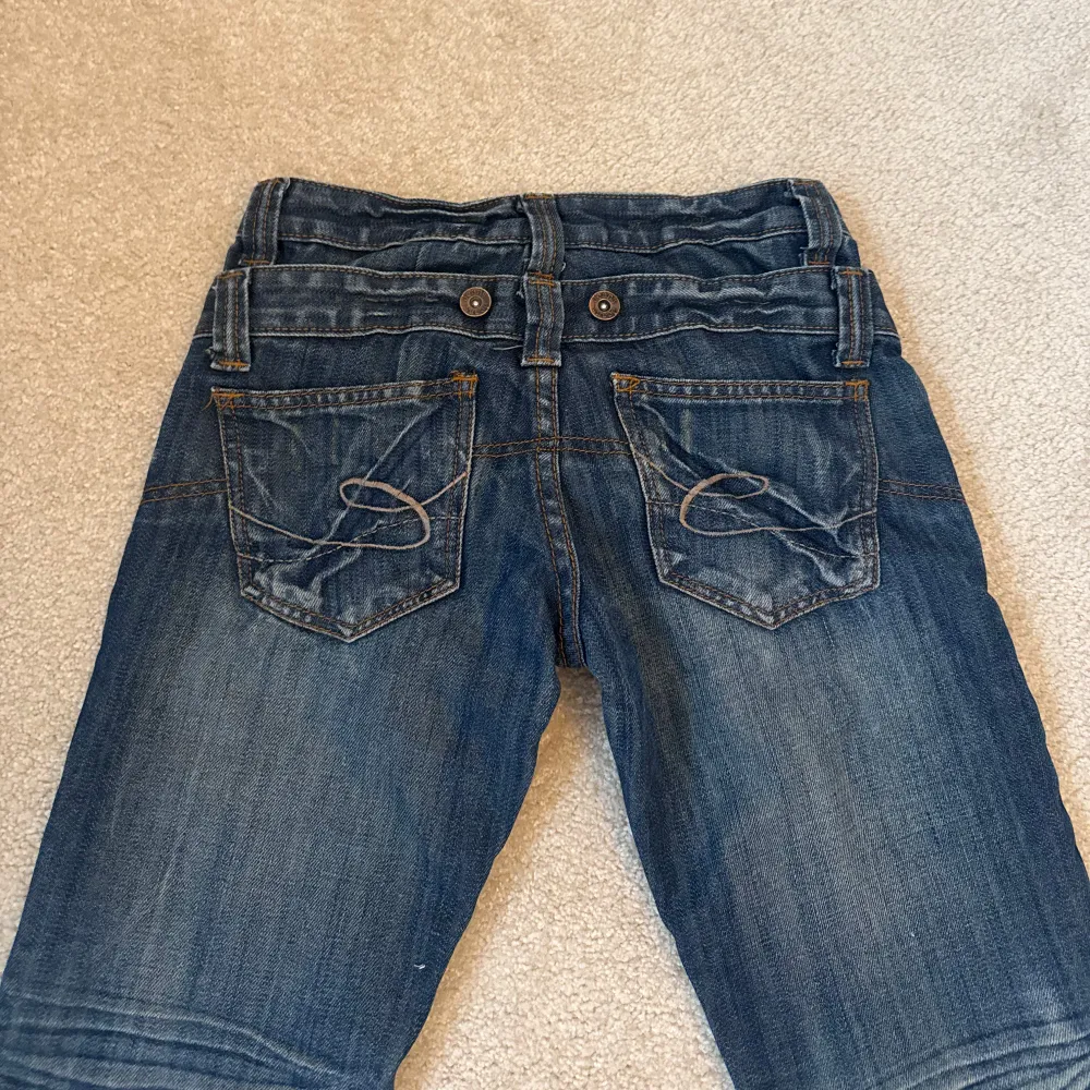 31cm över midjan 82 i innersöm! Supercoola och unika jeans😍😍😍😍💗💗💗💗 För små för mig så inga bilder på. Farkut & Housut.