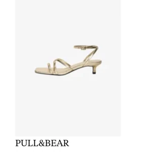 Klackar guldiga - Supersnygga klackskor från pull&bear! Helt oanvända och slutsålda på hemsidan. Nypris 380kr 💕💕(Passar även 39)