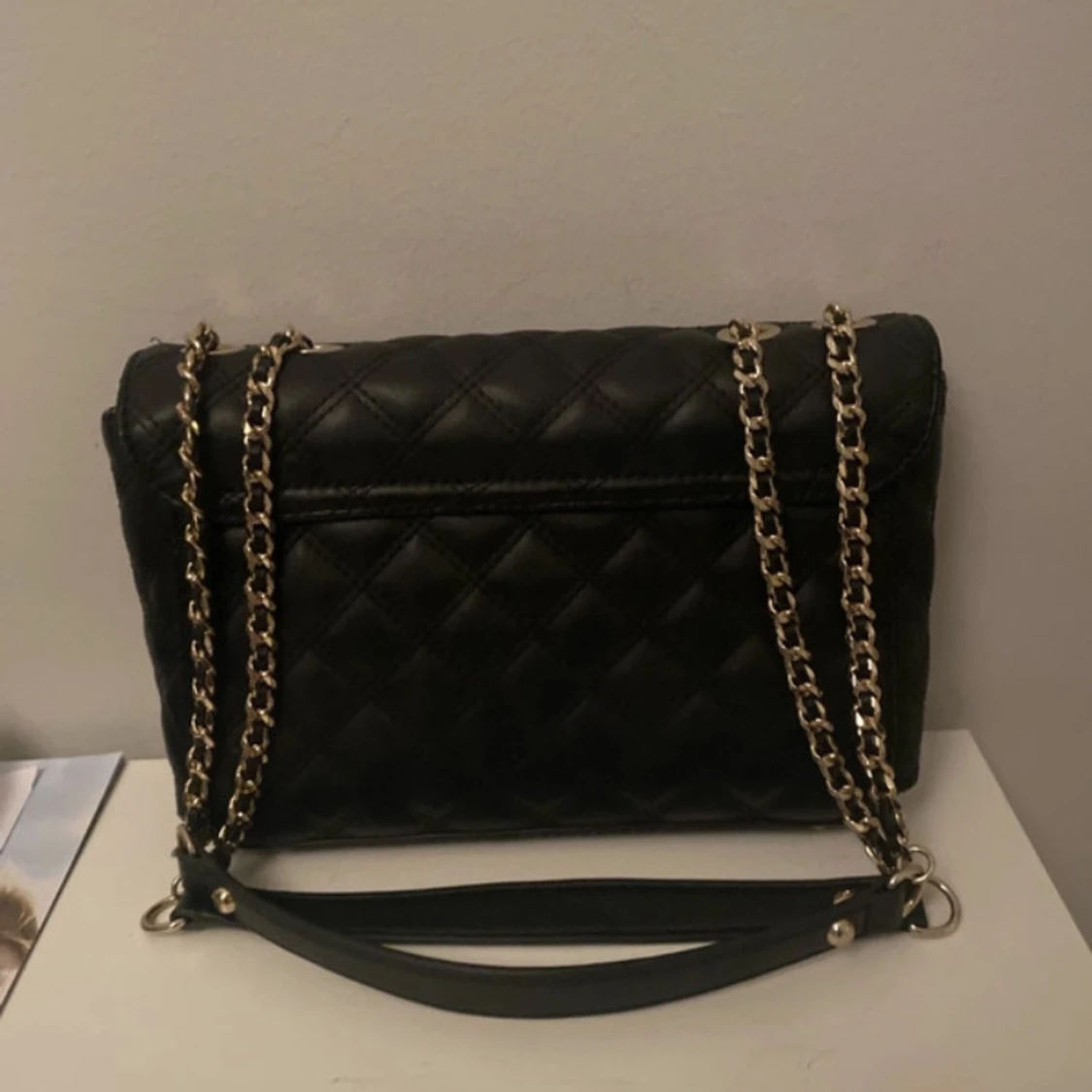 Svart axelväska från Guess - 3