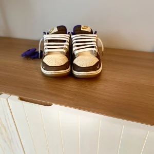 Nike dunk skor - Ett par skitsnygga Nike dunk skor i storlek 40, som passar perfekt till våren/sommarn. Säljer pga att dem är för små. De är köpta i USA, nypris runt 3200kr. Skick 8/10. Pris kan diskuteras vid snabb affär.