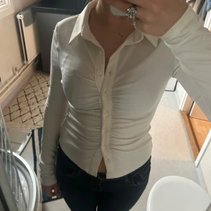 Vit långärmad topp - Säljer denna skjort liknande toppen från Bikbok, i storlek S! Använd en gång innan💓