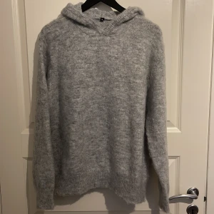 Mohair hoodie - Säljer min mohair hoodie som jag köpte från John alexander atelier då den inte passade min vibe direkt. Dunder kvalité och är bara testad! Funkar för både killar och tjejer! Storlek M. Kom dm vid fler funderingar!🙌