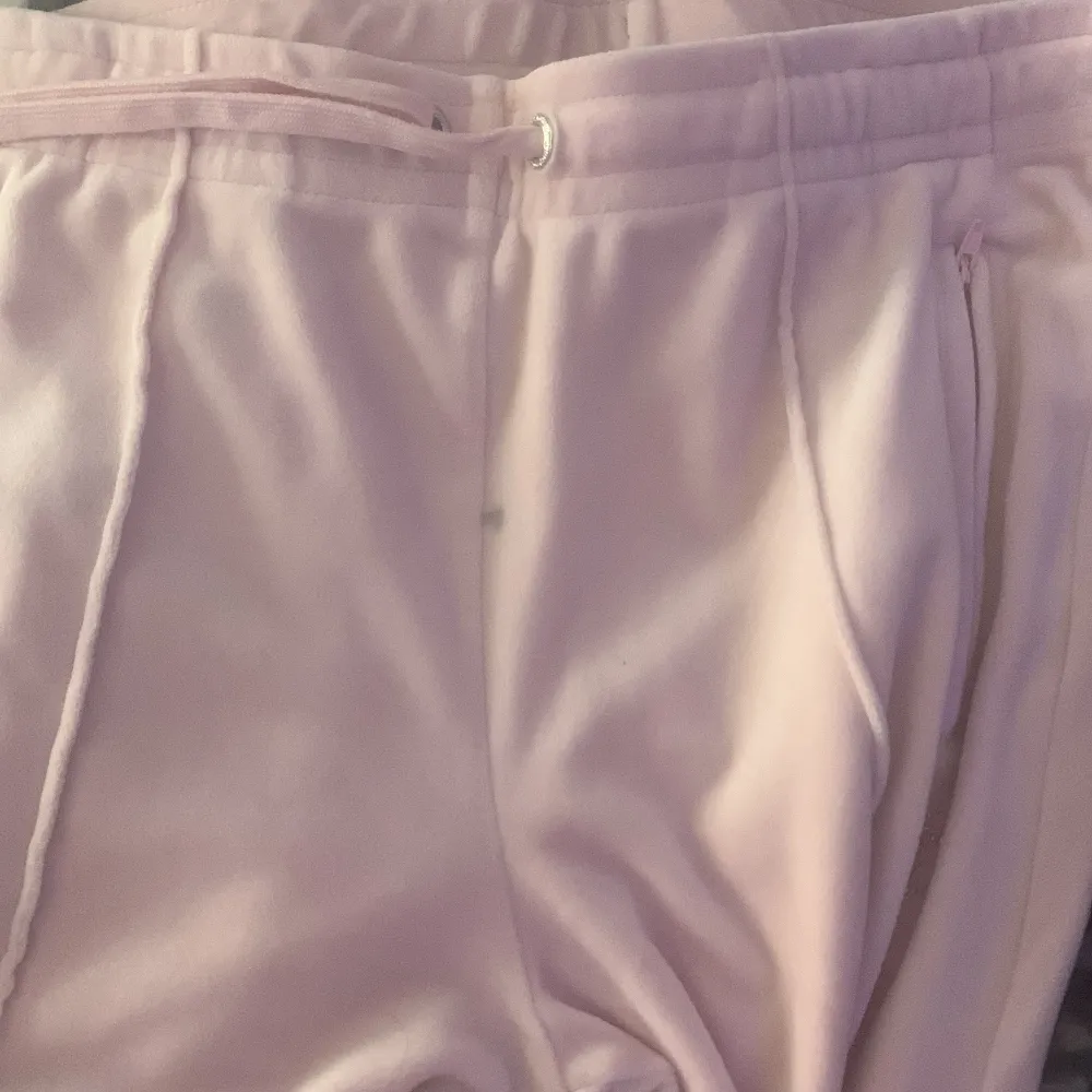 Säljer ett par ljusrosa mjukisbyxor från Juicy Couture med elastisk midja. Byxorna har också en liten fläck på sig men syns knappt. Snygga och bekväma . Farkut & Housut.