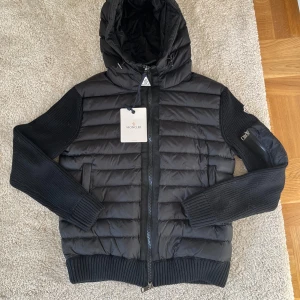 Moncler cardigan - Helt ny aldrig använd,  storlek L men skulle säga den sitter mellan L och M i storlek. Säljer för den va för liten för mig:/ KVITTO FINNS EJ