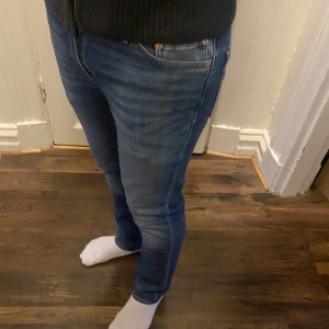 Blå jeans från Levi's -  jeans från Levi's i modellen 511. De har en dragkedja och knapp framtill samt den ikoniska Levi's-lappen på baksidan. Perfekta för en avslappnad stil. Modellen är ca 182, tveka inte att kontakta vid eventuella frågor 😀