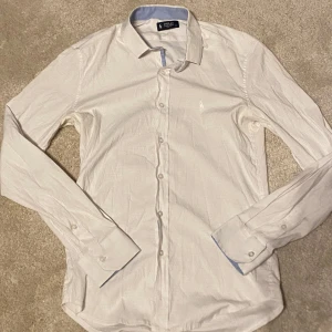 Ralph Lauren skjorta - Tjena! Säljer en fet ralph lauren skjorta som sitter perfekt! Lite skrynklig på bilden men går att fixa! Storlek M, slim fit! Hör av er vid intresse!!!!