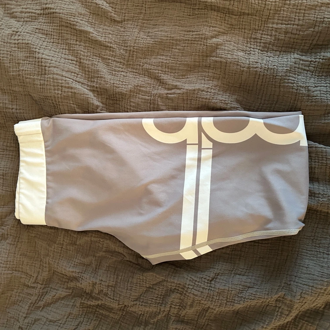 Grå leggings med vit text - 1