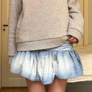 Jeanskjol med volang - Fin jeanskjol med volang, sydd av ett par jeans💕💕