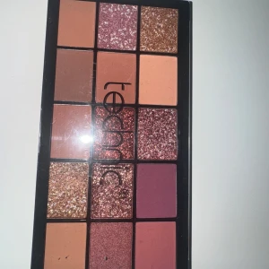 Ögonskuggspalett  - Snygg ögonskuggspalett från Technic med 15 olika nyanser. Innehåller både matta och glittriga färger i varma toner som rosa, brons.