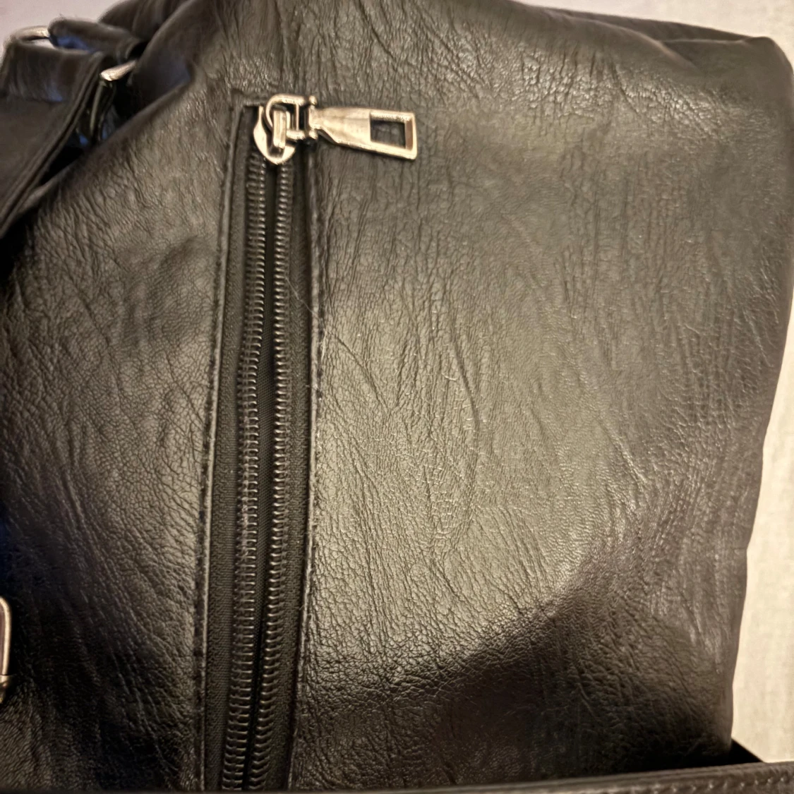 Svart axelväska med hjärtdetaljer - 3