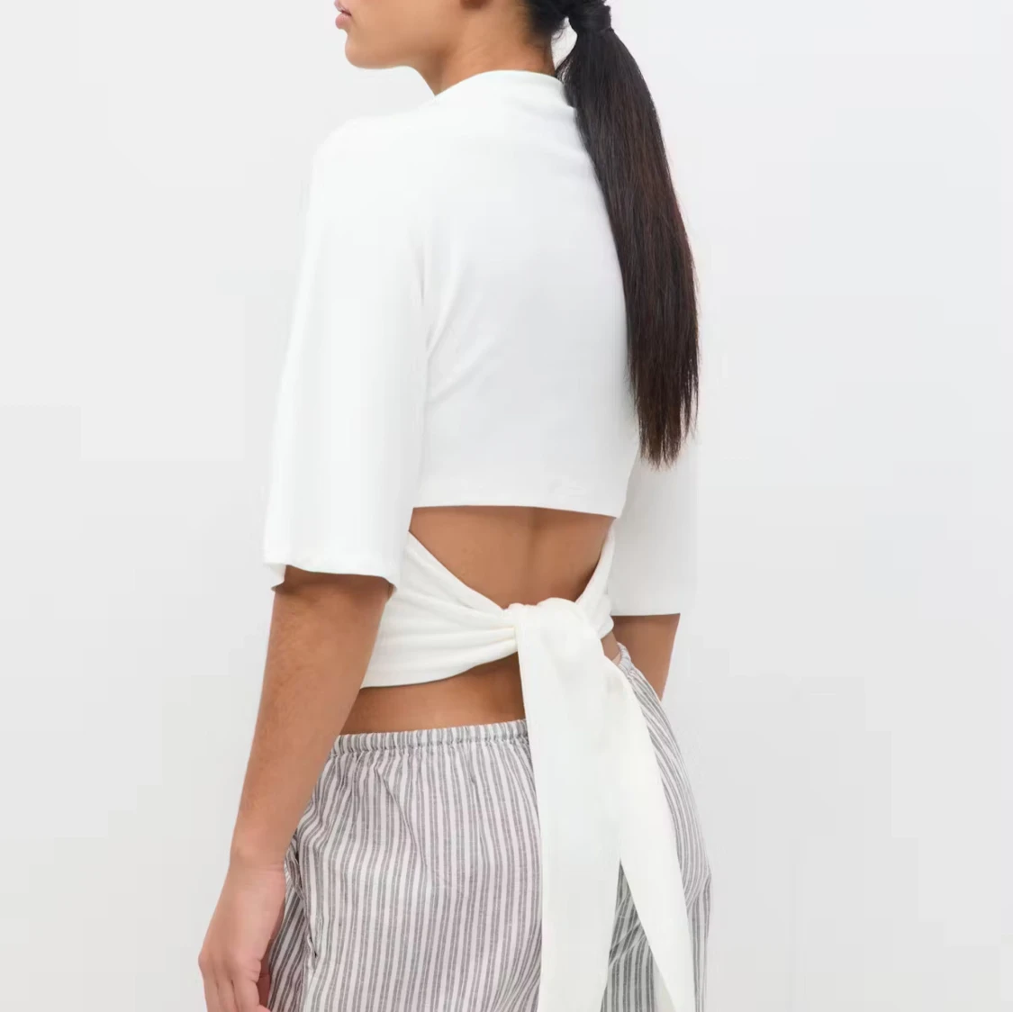 Vit croppad topp med knytband