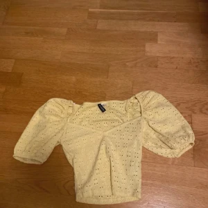 Gul blus från H&M - Söt blus/topp från H&M!! Aldrig använt🤍