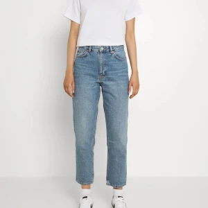 Blå jeansbyxor - Snygga blå jeansbyxor med hög midja och rak passform. Monki. Använda ett flertal gånger men i fint skick. 