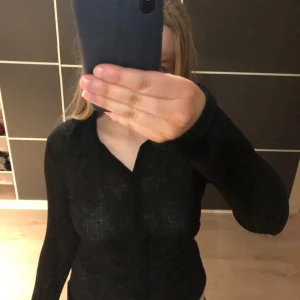Långärmad tröja - Jättefin tröja med knappar. Skriv vid frågor! Kolla gärna in andra plagg jag säljer!!! 