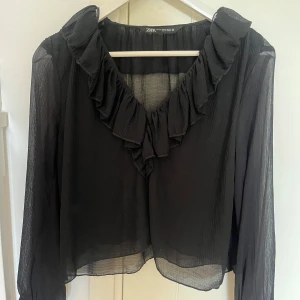 Svart blus - Säljer min supersnygga svarta blus ifrån Zara, superfint skick då den är använd fåtal gånger!!