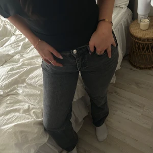 Svarta jeans från Gina tricot - Svart/grå jeans från gina tricot i strl 36. Bra längd på mig som är 172. 